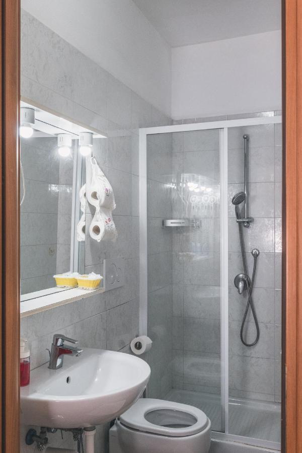 Bulldog Station Apartments With Private Wc, Ac, Tv Mestre Buitenkant foto